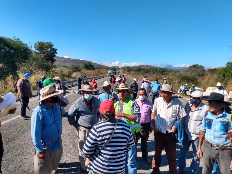 Bloqueada autopista Ozocoautla-Arriaga