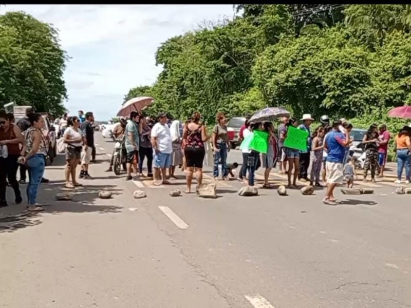 Bloqueada carretera federal 200 en Peñita de Jaltemba