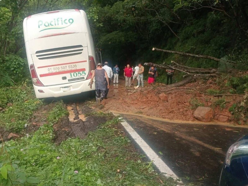 Bloqueada la federal 200 por derrumbes este domingo