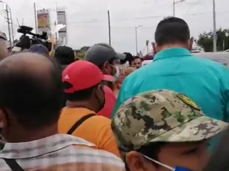 Bloquean acceso a AMLO varios minutos en evento de Tapachula