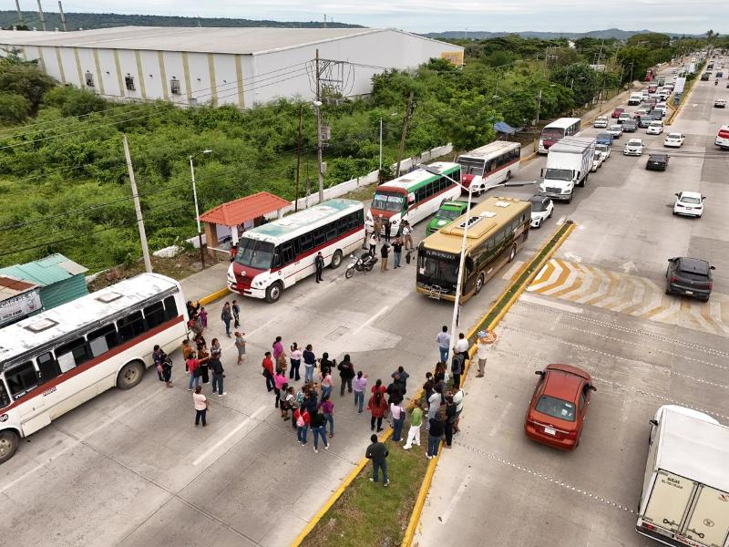 Bloquean acceso a Coatzintla; habitantes exigen recuperar rutas de autobuses