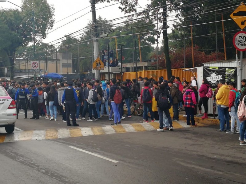 Bloquean acceso a la Preparatoria número 5