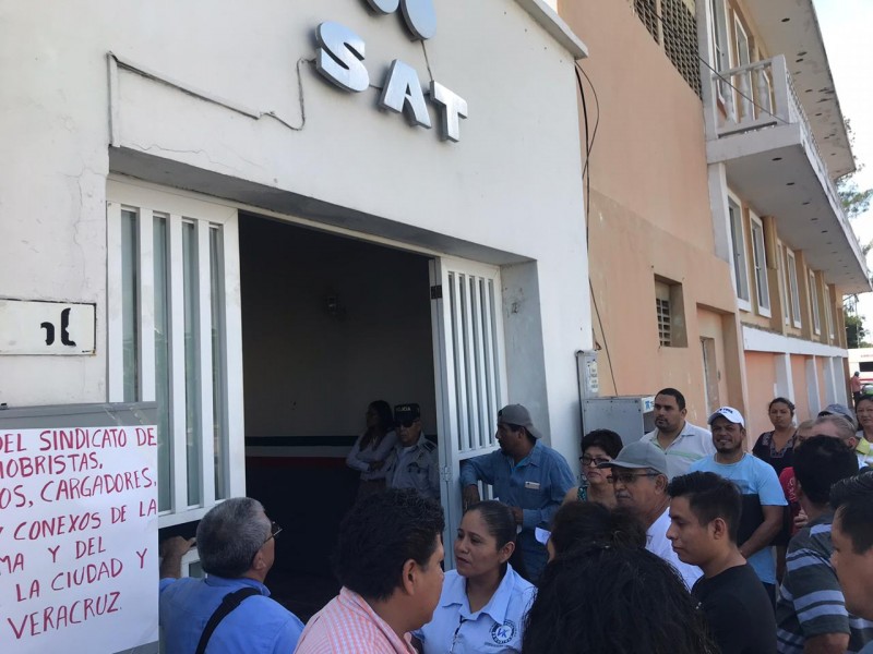 Bloquean acceso a oficinas del SAT