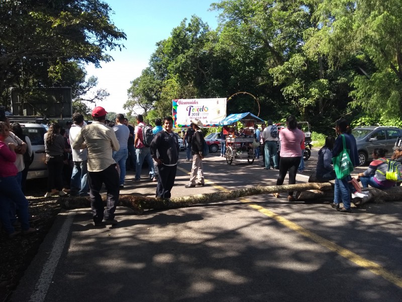 Bloquean acceso a Teocelo para exigir obra