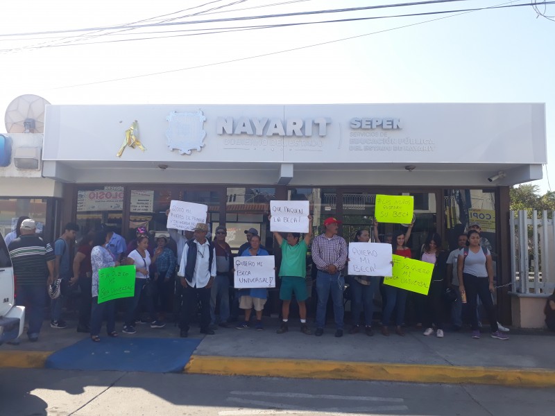 Bloquean acceso a trabajadores de SEP y SEPEN