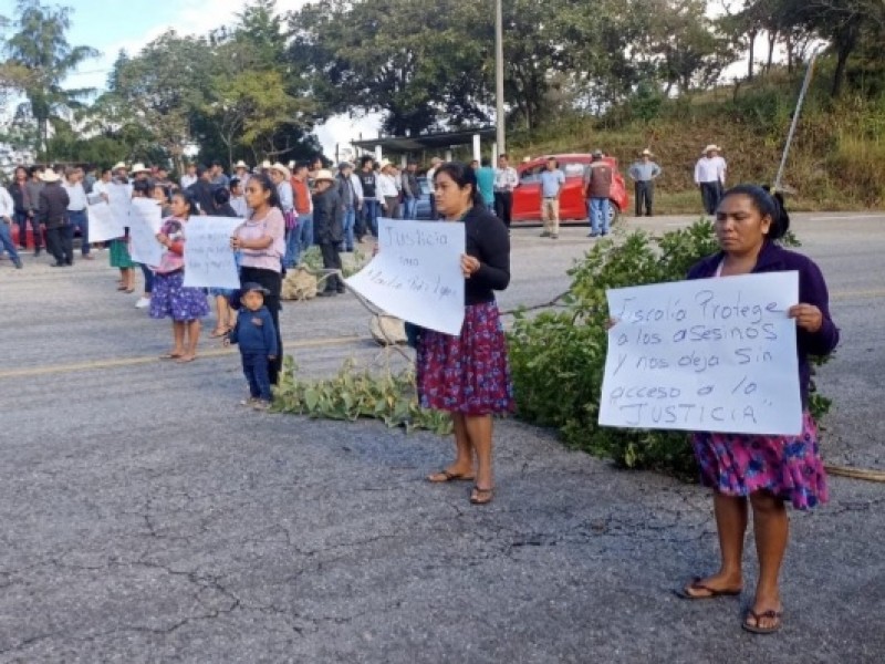 Bloquean accesos a Bochil, mujeres accidentadas piden justicia