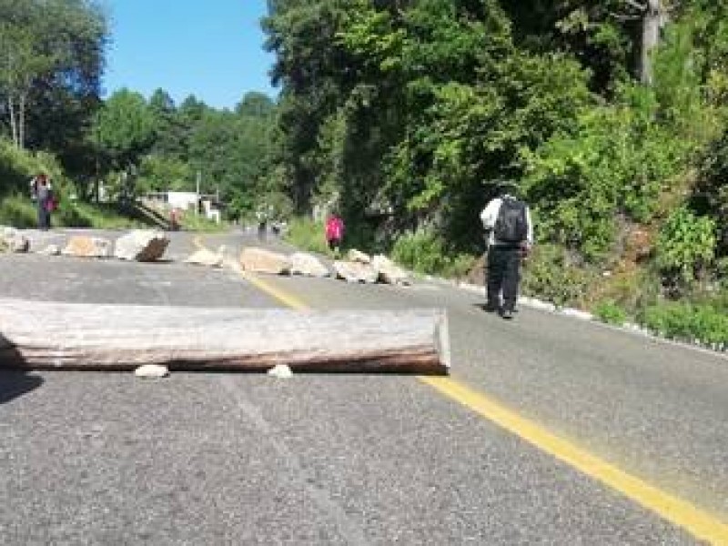 Bloquean accesos a Oxchuc ante posible instalación de Concejo Municipal