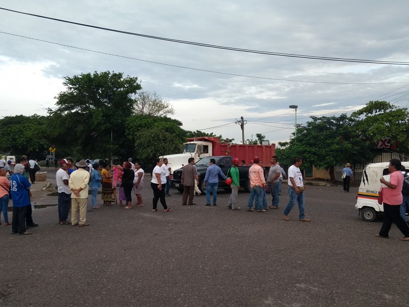 Bloquean accesos de Juchitán