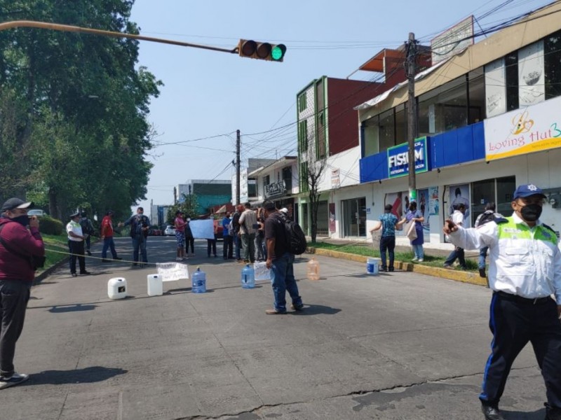 Bloquean ante la falta de agua en la Obrero Campesina