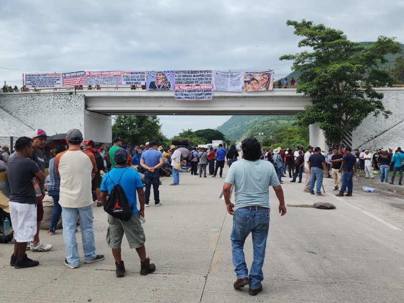 Bloquean Autopista del Sol por violencia en la sierra