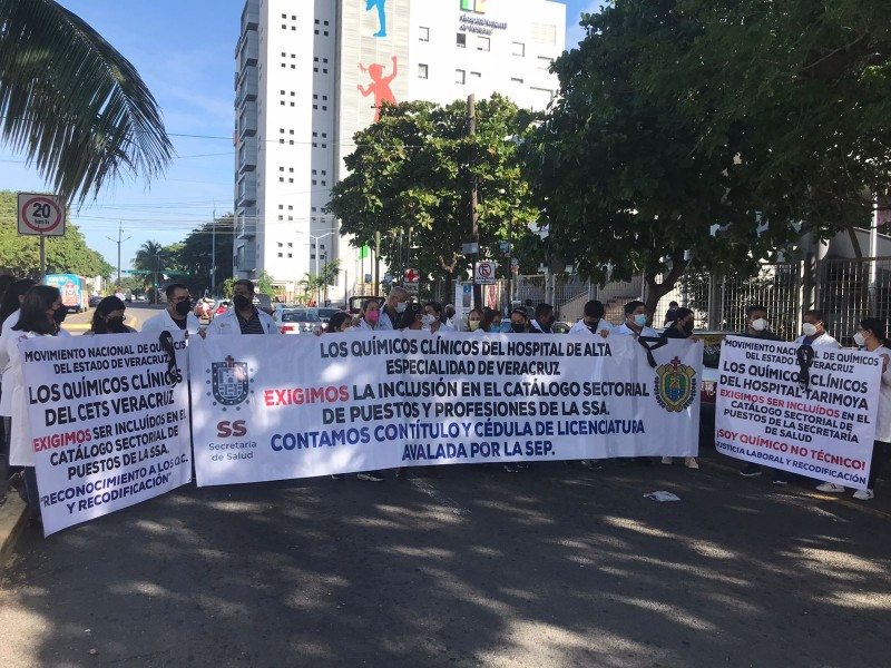 Bloquean avenida 20 de noviembre químicos de la SSA