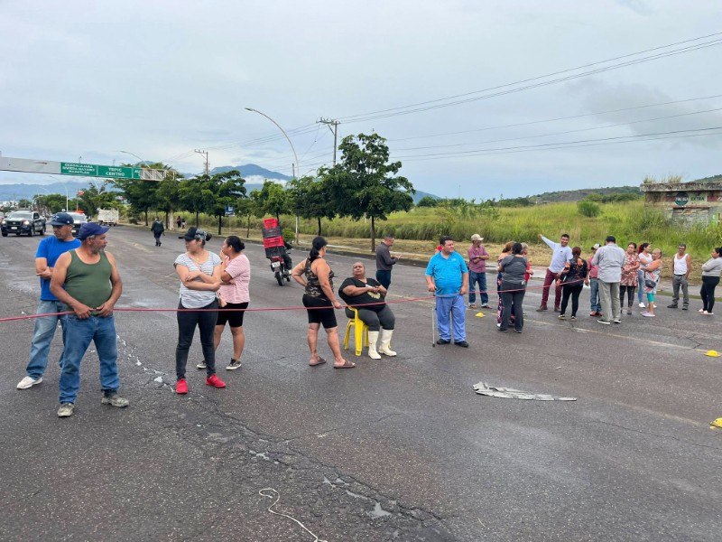 Bloquean Avenida Aguamilpa por brotes de aguas negras