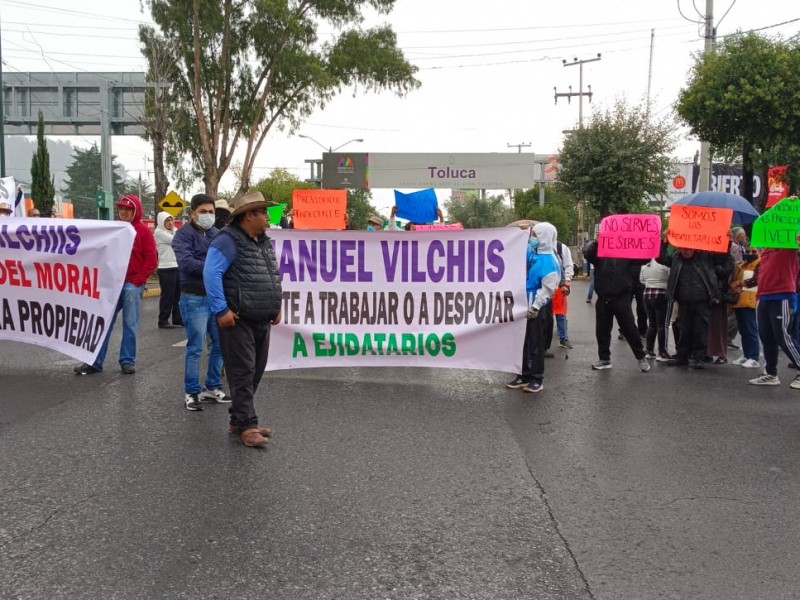 Bloquean avenida en Toluca ejidatarios de San Mateo Oxtotitlán