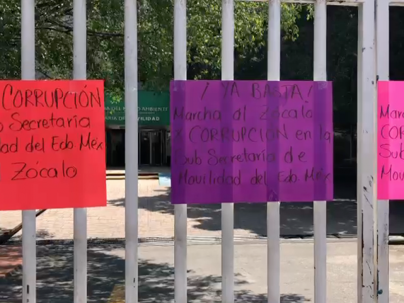 Bloquean avenida Gustavo Baz en Tlalnepantla