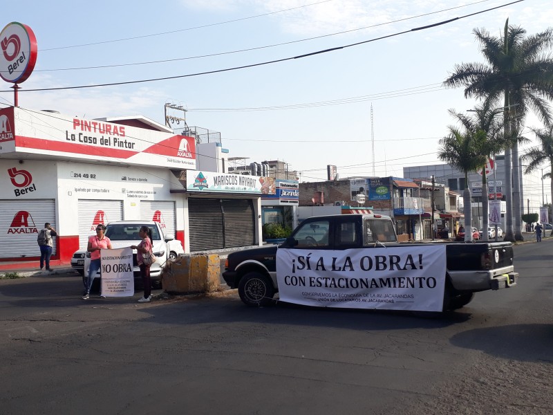 Bloquean avenida jacarandas: 