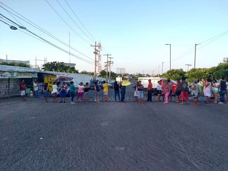 Bloquean avenida J.B. Lobos de Veracruz