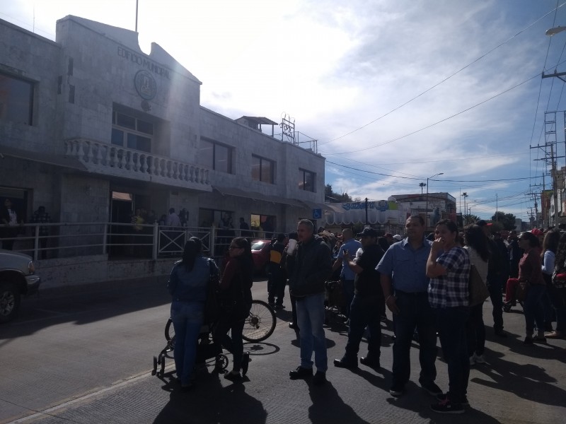 Bloquean avenida Obregón por cobros excesivos de luz