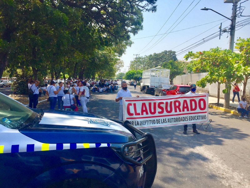 Bloquean avenida para exigir pago de salarios