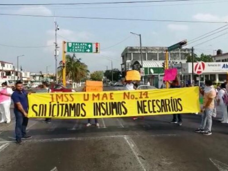 Bloquean avenida para pedir insumos personal medico de UMAE 14