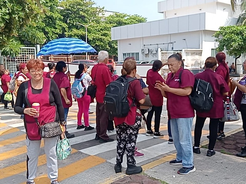 Bloquean avenida trabajadores de limpieza del Hospital Regional