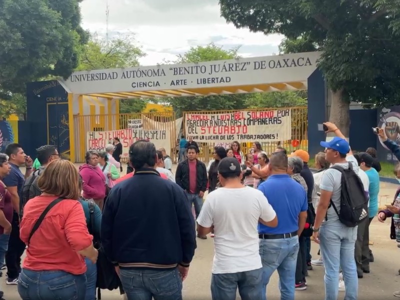 Bloquean Avenida Universidad, STEUABJO exige justicia por la agresión a sus compañeros