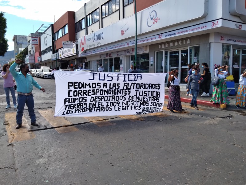Bloquean avenida y calle central en Tuxtla Gutiérrez