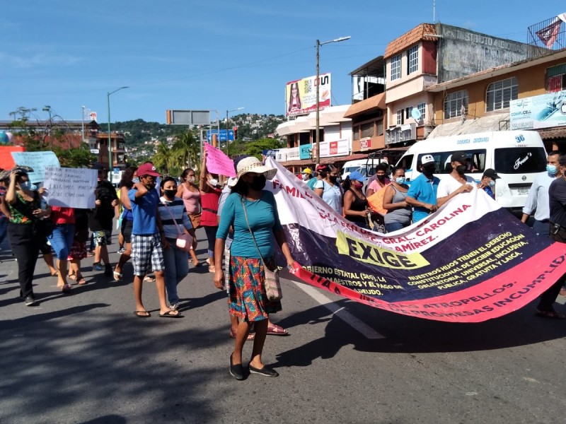 Bloquean avenida y toman Finanzas, en exigencia de maestros