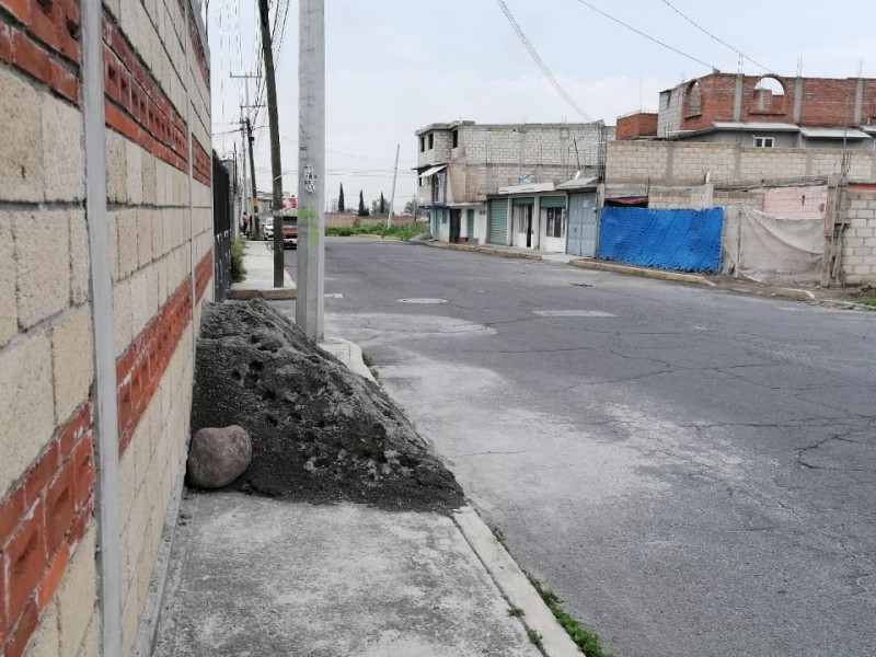 Bloquean banquetas con material en la Veracruz