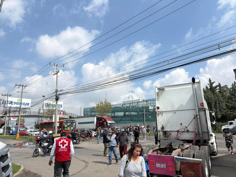Bloquean Boulevard Aeropuerto,  exigen reparación de vialidades