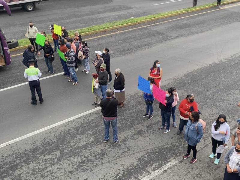 Bloquean bulevar de Banderilla para exigir obra de pavimentación