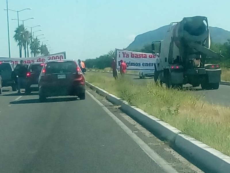 Bloquean bulevar de San Carlos exigen energía electrica en colonias