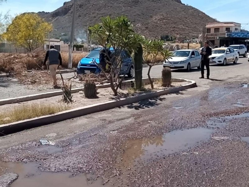 Bloquean bulevar exigiendo a CEA reparación de fugas y baches