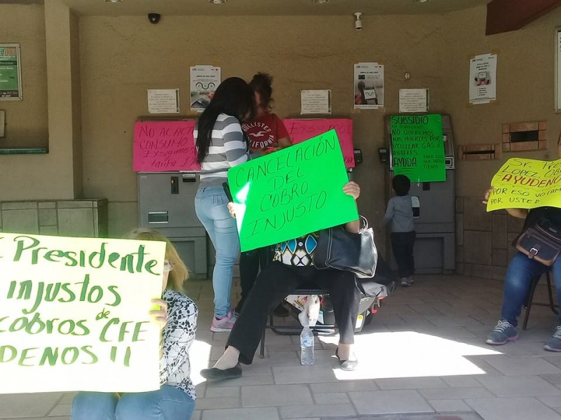 Bloquean cajeros de CFE y vías del tren