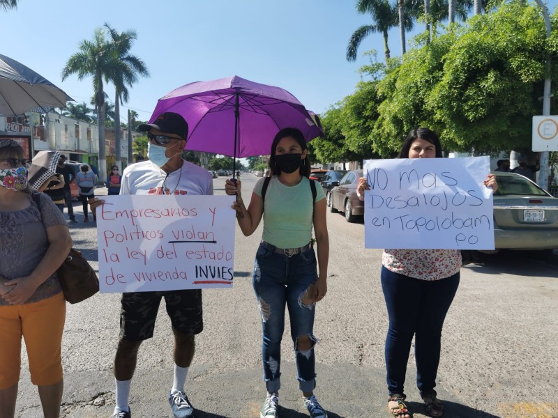 ¡Bloquean calle Degollado!, denuncian abusos de autoridad