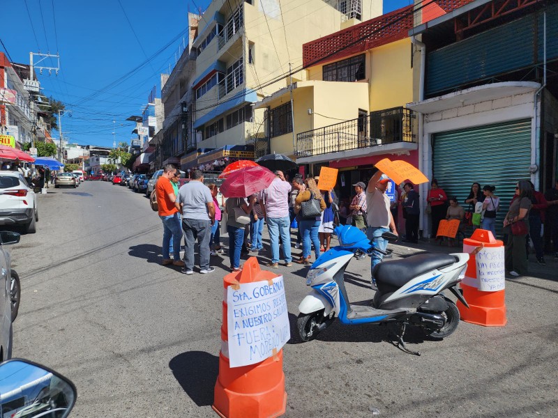 Bloquean calle en Chilpancingo para exigir pago de quincena y aguinaldo