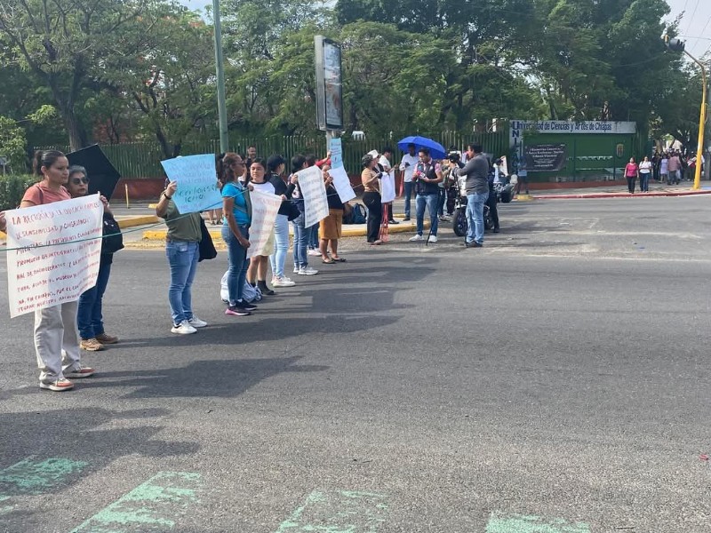 Bloquean calle en exigencia de no desaparición de bachillerato Icahch