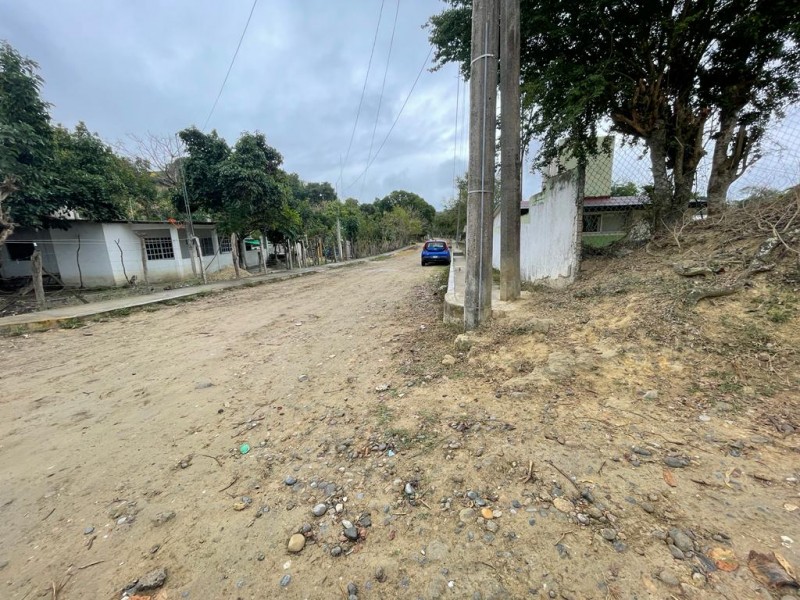 Bloquean callejón en la Colonia Hernández Ochoa