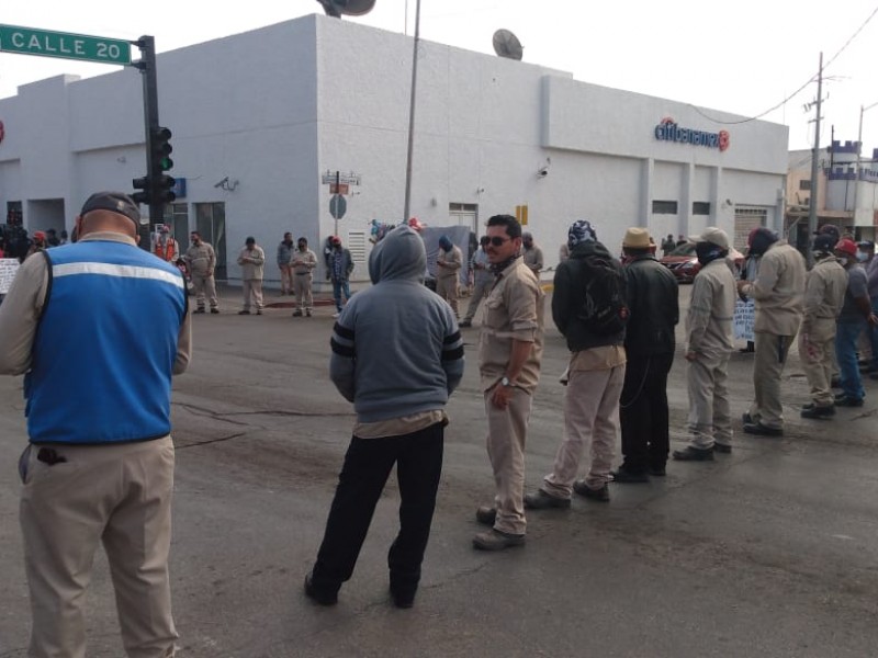 Bloquean calles empleados de la CEA, exigen pago de aguinaldo