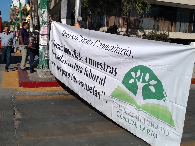 Bloquean calles maestros les adeudan 200 mdp