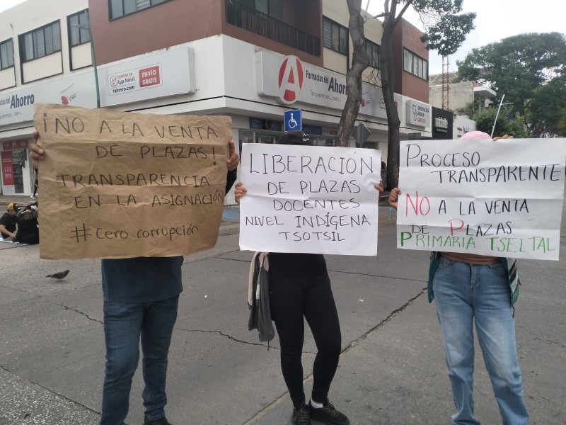 Bloquean calles normalistas egresados, exigen liberación de plazas