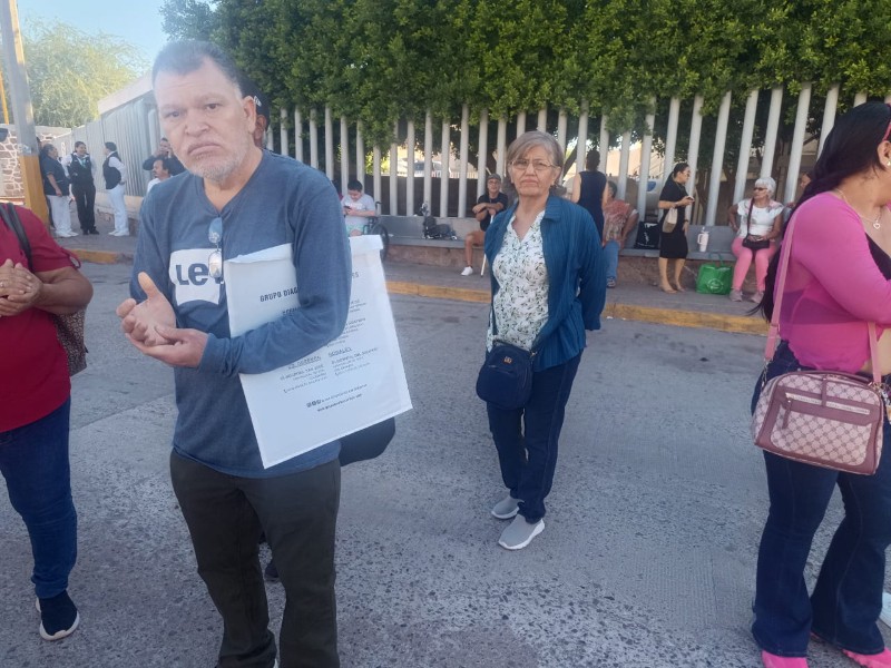 Bloquean calles por incumplimiento de horario de autobús de traslado IMSS