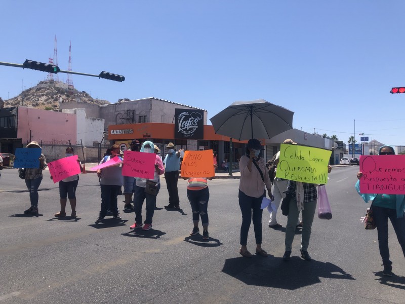 Bloquean calles tiangueros de Hermosillo