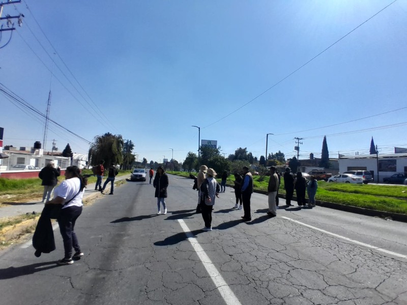 BLOQUEAN CALZADA EL PÁCIFICO; FALTA DE AGUA