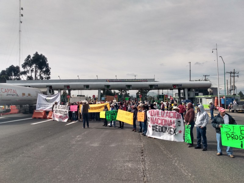 Bloquean campesinos carreteras mexiquenses