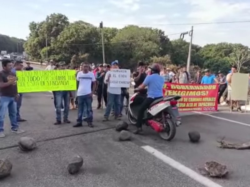 Bloquean campesinos puente Huehuetán, demandan atención al campo