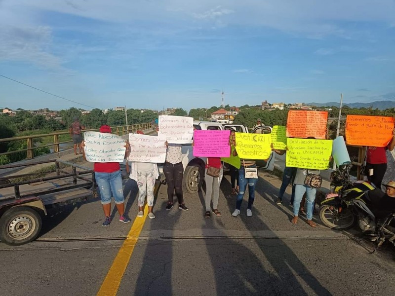 Bloquean carretea Acapulco-Zihuatanejo, exigen destitución de una profesora