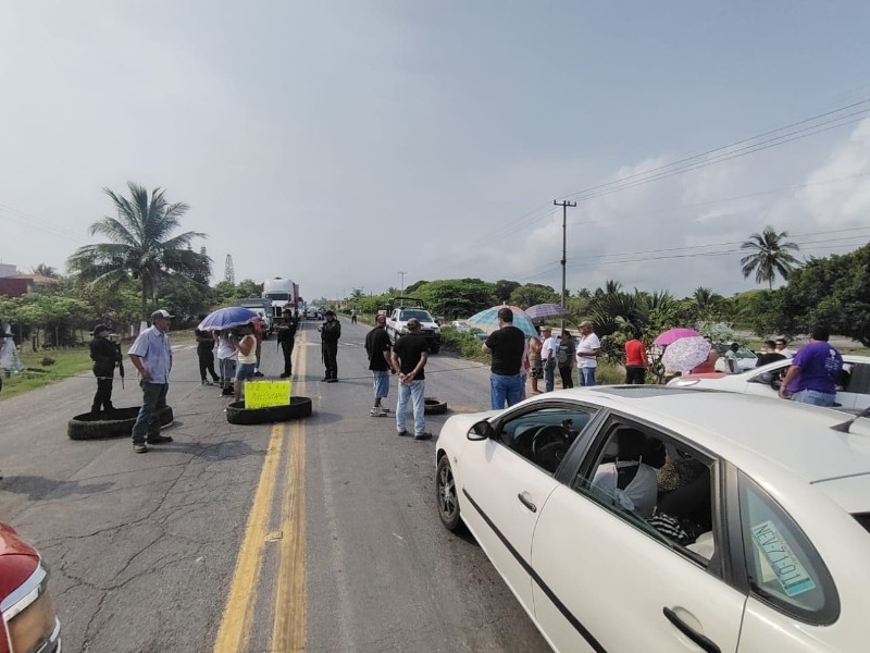 Bloquean carretera 180 en Tecolutla por falta de energía eléctrica