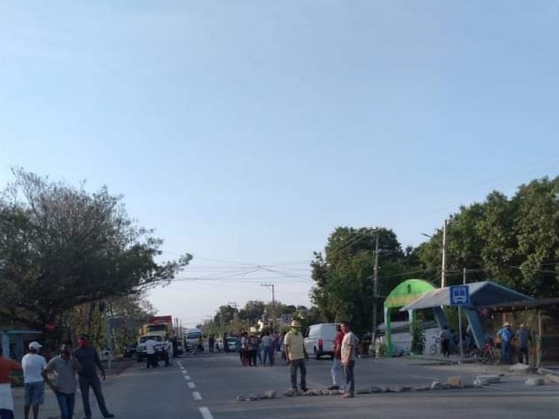 Bloquean carretera a Acapulco - Zihuatanejo, exigen apoyo Bien Pesca