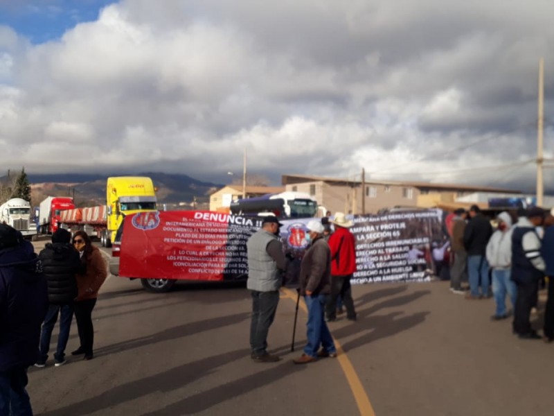 Bloquean carretera a Cananea integrantes de sindicato minero