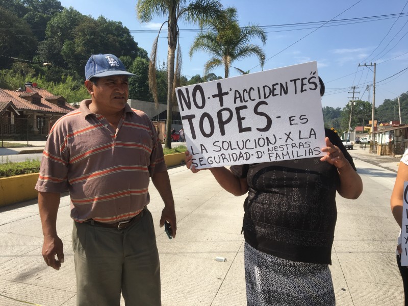 Bloquean carretera a Coatepec para exigir topes